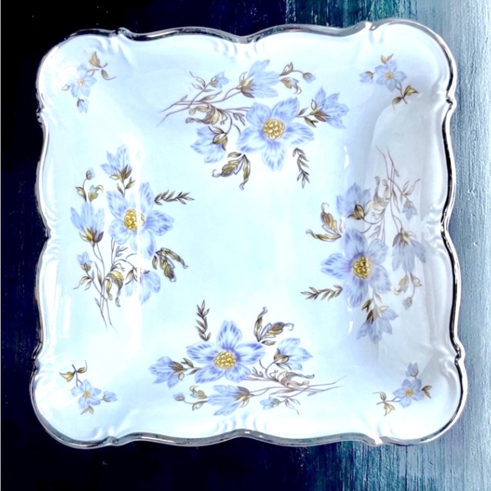 🎉HP🎉~Vintage Style Pretty Porcelain Serving Bowl! EUC !